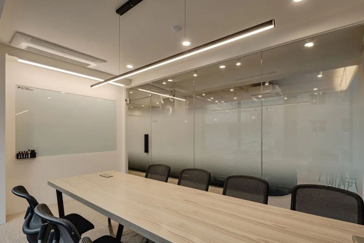 화이트보드 갖춘 협업 중심 회의실 인테리어